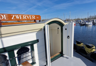Hausboot De Zwerver im Marina Parcs Naarden in den Niederlanden, mit Blick auf den Jachthafen.