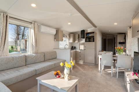 Zona giorno e cucina moderne in Vakantiehuis Admiral al Camping Papillon, Belgio, con ampio divano e tavolo da pranzo.