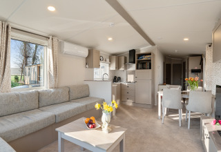 Zona giorno e cucina moderne in Vakantiehuis Admiral al Camping Papillon, Belgio, con ampio divano e tavolo da pranzo.