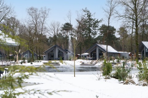 Cabañas nevadas junto al lago en Ecovilla Waterzicht Comfort, Holiday park Latour, Países Bajos.