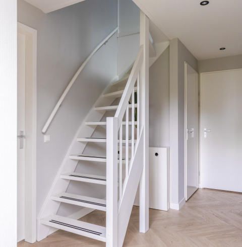 Escalera moderna y luminosa en Ecovilla Waterzicht Comfort del Holiday park Latour, Países Bajos.