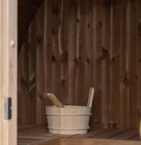 Cubo de madera y cucharas dentro de una sauna en Ecovilla Waterzicht Comfort Sauna & Buitendouche, parque Latour.