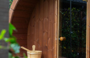 Sauna exterior de madera con cubo y cazo en Ecovilla Waterzicht Comfort Sauna & Buitendouche en los Países Bajos.