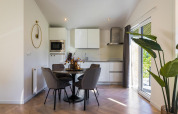 Zona pranzo e cucina moderna nella Villa Bosrand Comfort, Holiday Park Latour, Paesi Bassi, luminosa e stilosa.