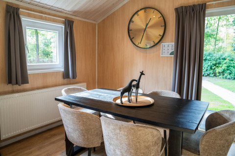 Comedor de la Lodge Deluxe Plus en Holiday park Latour, Países Bajos, con decoración moderna y ventanales.