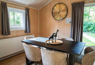 Comedor de la Lodge Deluxe Plus en Holiday park Latour, Países Bajos, con decoración moderna y ventanales.