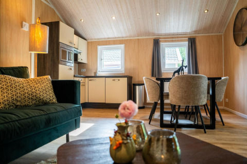 Interno elegante di Lodge Deluxe Plus con cucina e salotto al Holiday park Latour, Paesi Bassi.