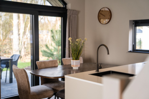 Zona pranzo e cucina presso Ecovilla Boszicht Luxe, Holiday park Latour, Paesi Bassi.