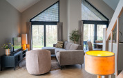 Soggiorno di Ecovilla Boszicht Luxe presso Holiday park Latour nei Paesi Bassi, arredamento moderno.