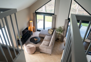 Sala moderna en la Ecovilla Boszicht Luxe, Holiday park Latour, Países Bajos, vista desde arriba.