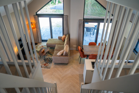 Vista desde la escalera del salón y comedor en Ecovilla Waterzicht Luxe en Holiday park Latour, Países Bajos.
