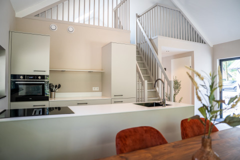 Cocina moderna y comedor en Ecovilla Waterzicht Luxe en el parque de vacaciones Latour, Países Bajos.