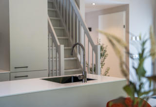 Fregadero moderno en la cocina de Ecovilla Waterzicht Luxe en el parque vacacional Latour, Países Bajos.