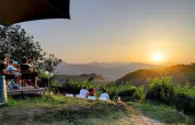 Vacanciers au Camping Pian d'Amora admirent un coucher de soleil sur les collines et montagnes toscanes.