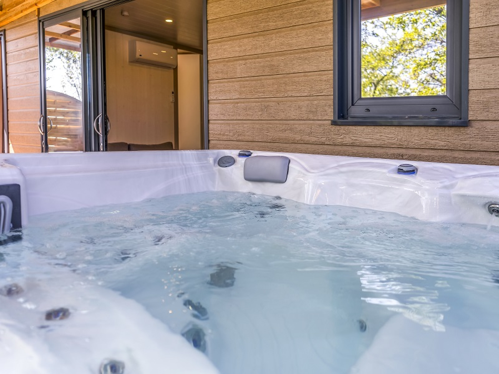 Buitenspa bij Lodge Prestige op palen met zeezicht op Camping Merendella in Frankrijk.
