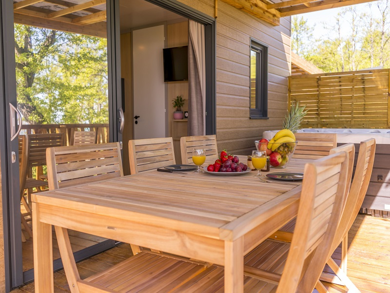 Buiten eethoek van Lodge Prestige op palen met zeezicht bij Camping Merendella in Frankrijk.