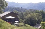 Safaritent op het onderste terras van Camping Pian d'Amora, omgeven door groene heuvels in Italië.