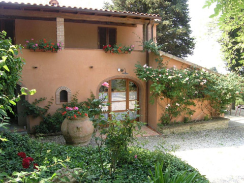 Sfeervolle vakantiewoning bij Agricampeggio La Prugnola in Toscane, Italië, omringd door bloemen en planten.