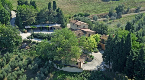 Luchtbeeld van een villa te midden van bomen en olijfbomen nabij Montescudaio, Toscane, Italië.