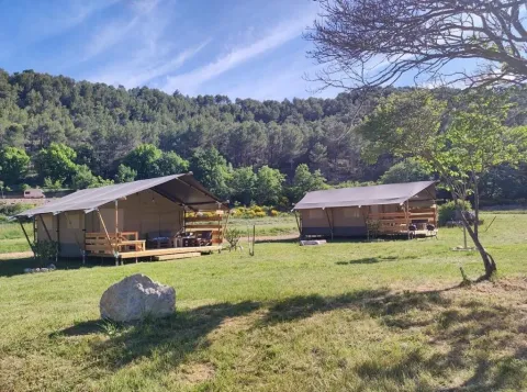 Safaritenten met privébadkamer op Agricampeggio La Prugnola in Italië, midden in de natuur en bossen.
