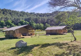 Safaritenten met privébadkamer op Agricampeggio La Prugnola in Italië, midden in de natuur en bossen.