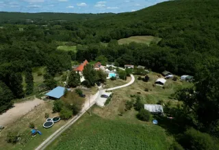 Luchtfoto van Domaine de La Velle, een vakantiepark in Occitanië, Frankrijk, omgeven door groene bossen.