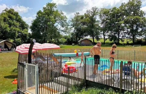 Familier nyder en solrig dag ved poolen på feriestedet Les Savonniers i Occitanie, Frankrig.