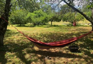 Hangmat tussen twee bomen bij Les Savonniers vakantiepark in Occitanië, Frankrijk, op een zonnige dag.