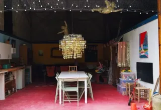 Gemütlicher Küchen- und Essbereich mit kreativer Einrichtung im Ferienpark Les Savonniers in Occitanie.