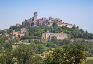 Vista de un pintoresco pueblo en la cima de una colina cerca del parque vacacional Les Savonniers en Occitania, Francia.