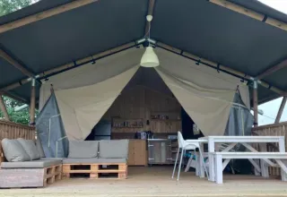 Safaritent bij Les Savonniers in Frankrijk met zicht op het open interieur en houten terras.