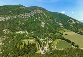 Luchtfoto van Domaine Les 2 Soleils vakantiepark, omgeven door bergen en bossen in Provence-Alpes-Côte d’Azur, Frankrijk.