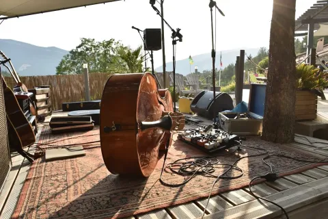 Contrabas en muziekapparatuur op het podium bij Domaine Les 2 Soleils, Provence-Alpes-Côte d’Azur, Frankrijk.