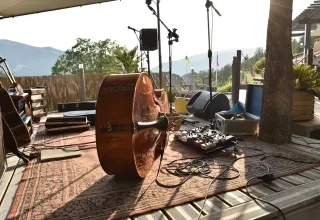 Contrabas en muziekapparatuur op het podium bij Domaine Les 2 Soleils, Provence-Alpes-Côte d’Azur, Frankrijk.