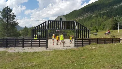 Kinderen spelen op een sportveld bij Domaine Les 2 Soleils, een vakantiepark in de Provence, Frankrijk.