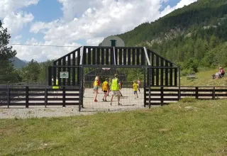 Kinderen spelen op een sportveld bij Domaine Les 2 Soleils, een vakantiepark in de Provence, Frankrijk.