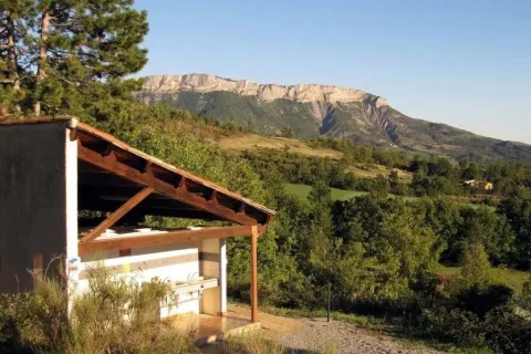 Uitzicht op de bergen vanaf vakantiepark Domaine Les 2 Soleils in Provence-Alpes-Côte d’Azur, Frankrijk.