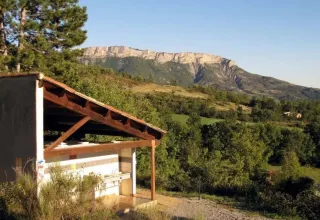Uitzicht op de bergen vanaf vakantiepark Domaine Les 2 Soleils in Provence-Alpes-Côte d’Azur, Frankrijk.