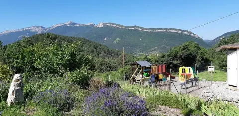 Speeltuin en tuin met uitzicht op bergen bij Domaine Les 2 Soleils, Provence-Alpes-Côte d’Azur, Frankrijk.