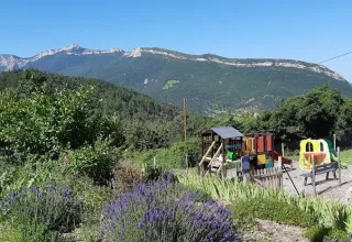 Speeltuin en tuin met uitzicht op bergen bij Domaine Les 2 Soleils, Provence-Alpes-Côte d’Azur, Frankrijk.