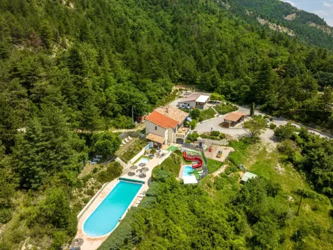 Vakantiepark Domaine Les 2 Soleils in Provence-Alpes-Côte d’Azur, Frankrijk, tussen bossen en heuvels gelegen.