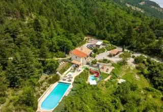 Vakantiepark Domaine Les 2 Soleils in Provence-Alpes-Côte d’Azur, Frankrijk, tussen bossen en heuvels gelegen.