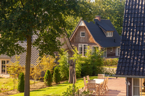 Buitenzicht op Wellness Lodge XXL bij Hof van Salland in Nederland met tuin en terrasmeubilair.