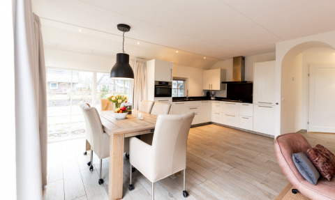 Lichte en moderne eetkeuken in Wellness Lodge XXL, Hof van Salland, met grote ramen en stijlvolle afwerking.