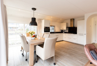 Lichte en moderne eetkeuken in Wellness Lodge XXL, Hof van Salland, met grote ramen en stijlvolle afwerking.