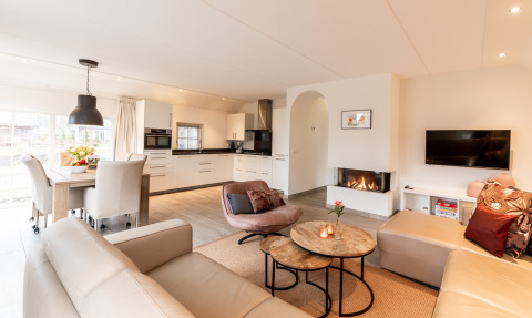 Lichte en moderne leefruimte en keuken in Wellness Lodge XXL bij Hof van Salland, Nederland, gezellig ingericht.