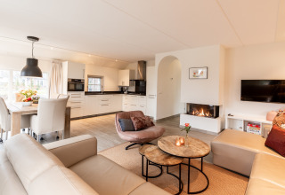 Lichte en moderne leefruimte en keuken in Wellness Lodge XXL bij Hof van Salland, Nederland, gezellig ingericht.
