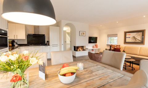 Lichte en ruime Wellness Lodge XXL met moderne keuken, eettafel en zithoek bij Hof van Salland in Nederland.
