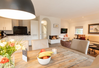 Alojamiento Wellness Lodge XXL luminosa y espaciosa con cocina moderna y sala de estar en Hof van Salland.