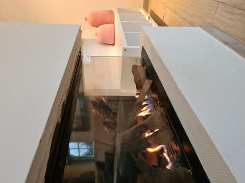 Moderne haard met glas en decoratieve houtblokken in Wellness Lodge XXL bij Hof van Salland, Nederland.